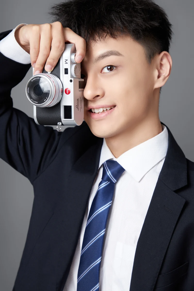 Hongrui Yi holding a camera